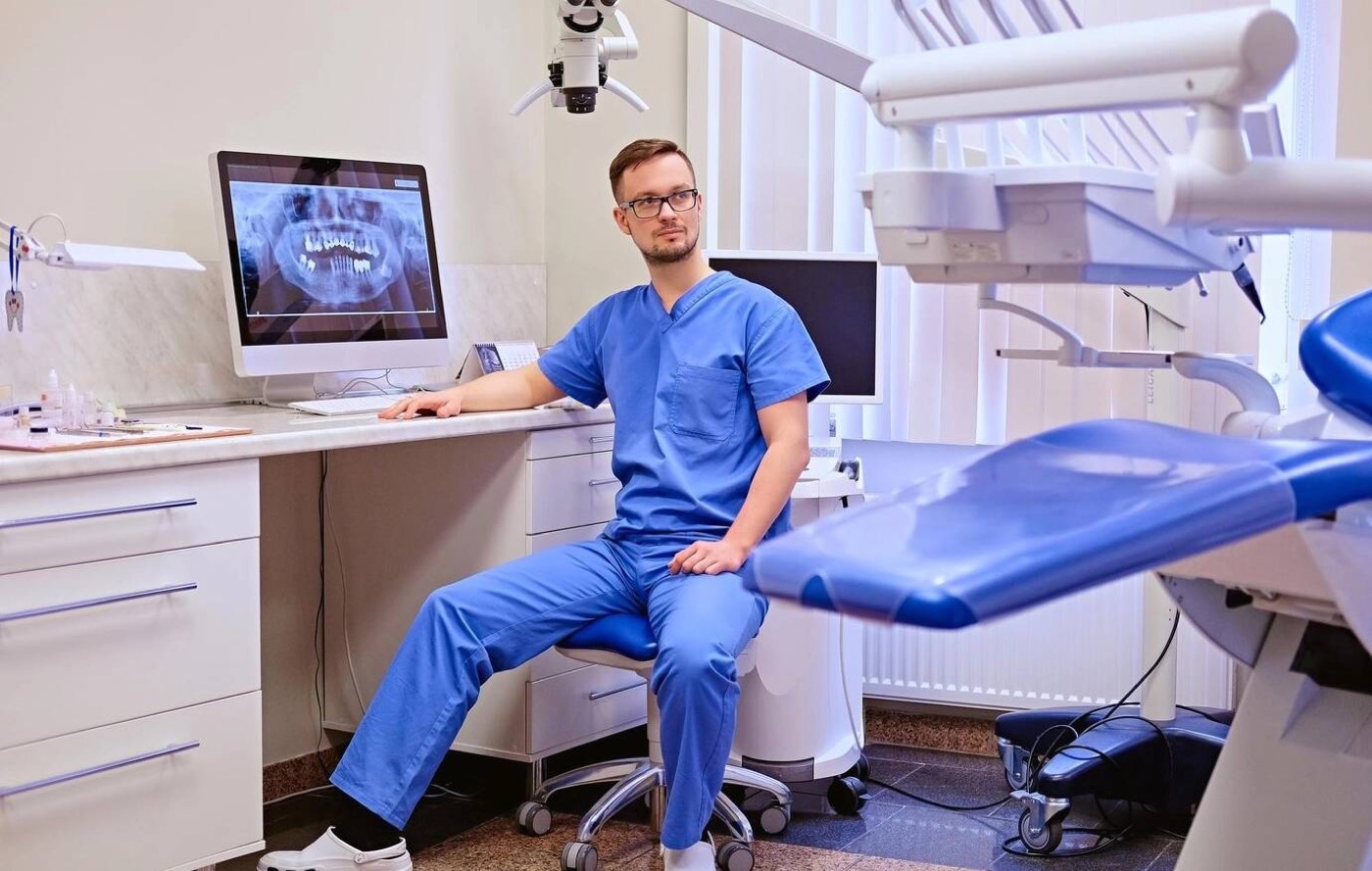 Médico dentista no gabinete de consulta