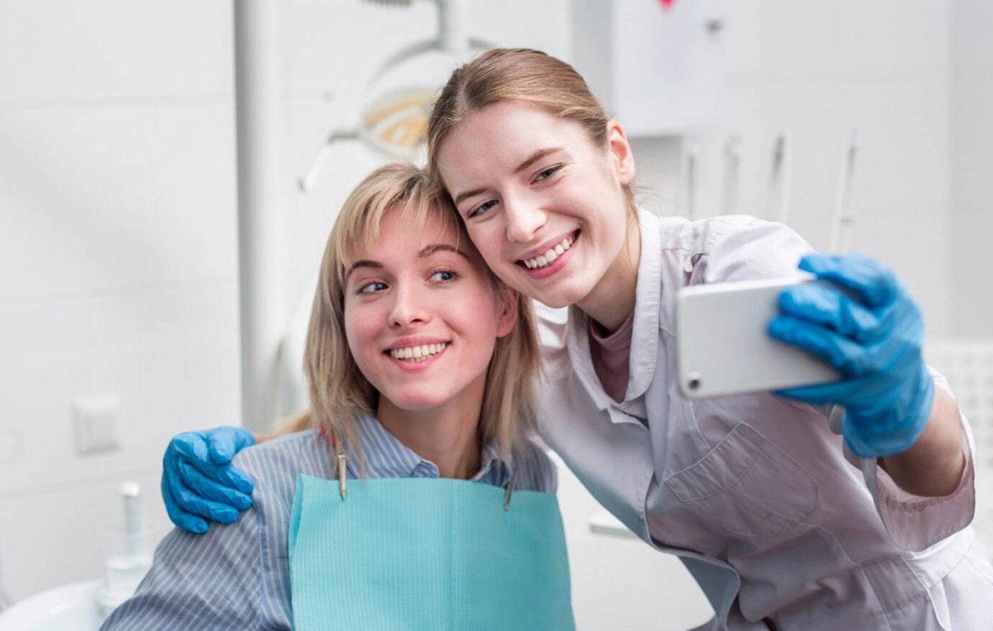 Paciente sorridente após a consulta